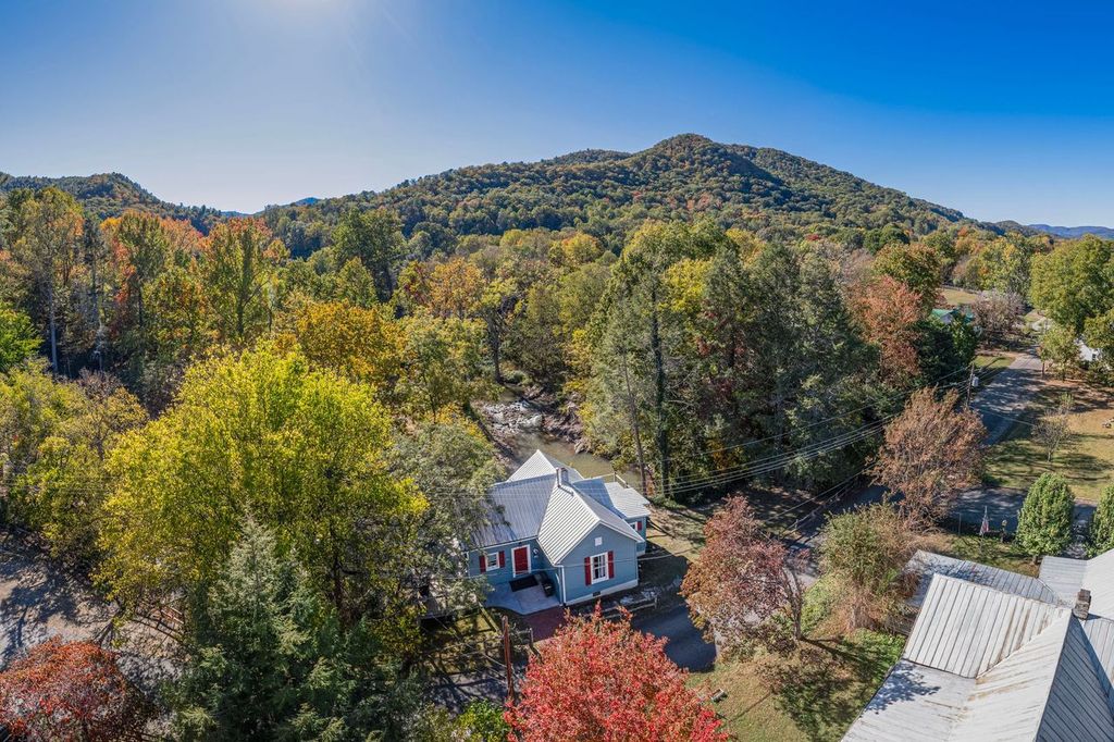 Hard to tell from this picture, but the Blue Heron is in a neighborhood in the town of Hot Springs. The whole area surrounded by mountains with the town sitting below in the valley.