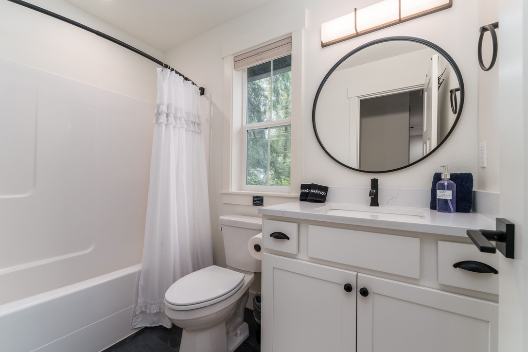 Mt Hood Hideaway Full bathroom with shower/tub