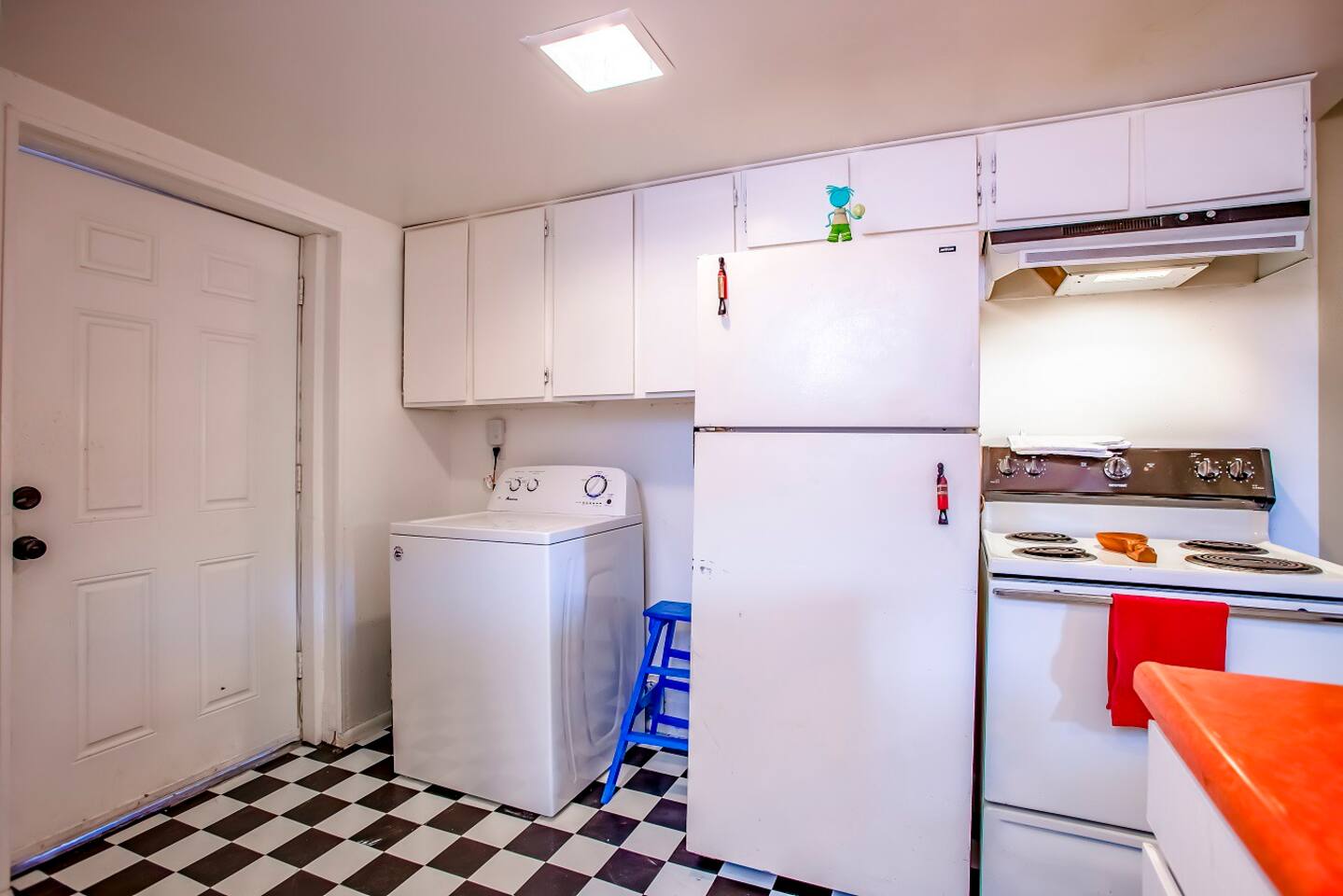 Full appliances, including washer and dryer.