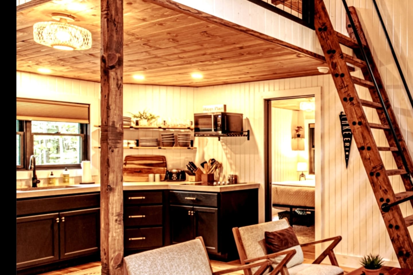 The kitchenette in our treehouse features a cooktop and toaster oven for meal preparation, but please note that it does not include an oven.