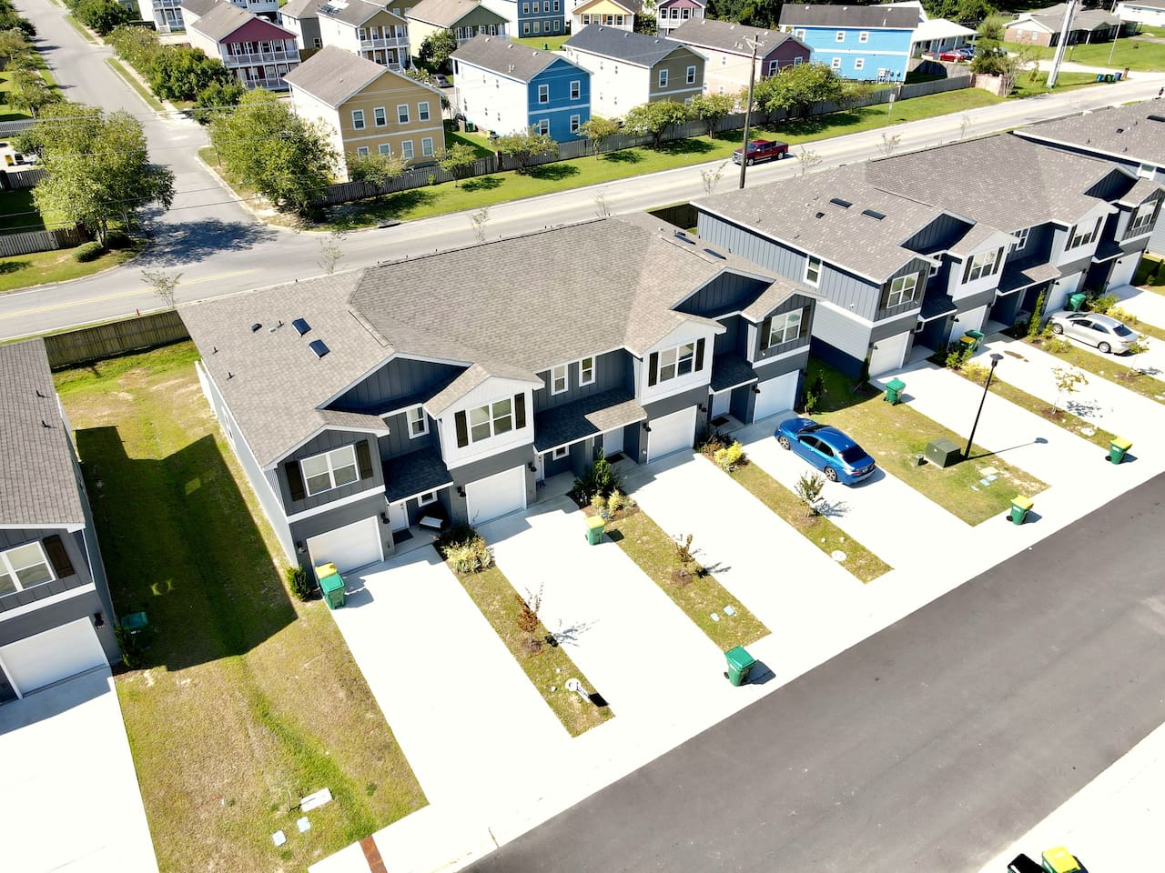 Driving in, wide streets and easy parking come into view. Warm sun overhead, a quiet, tucked-away neighborhood. Simple to find, simple to settle into.