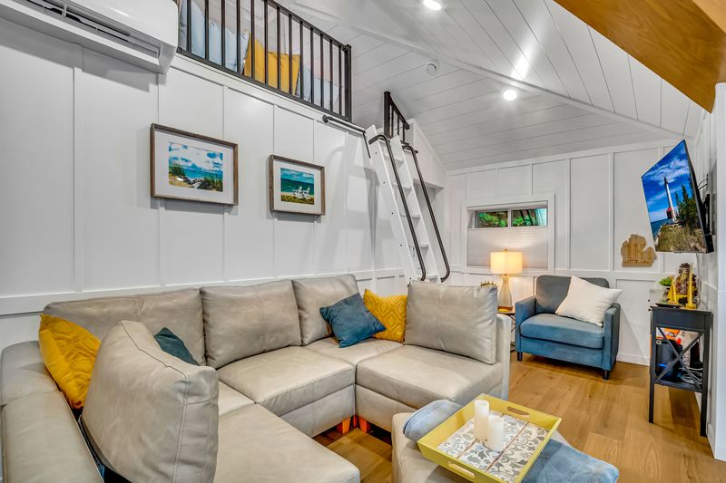 Completely remodeled cottage sleeps up to 8 people, kid friendly loft, King bed in master, short private walk to Lake Michigan