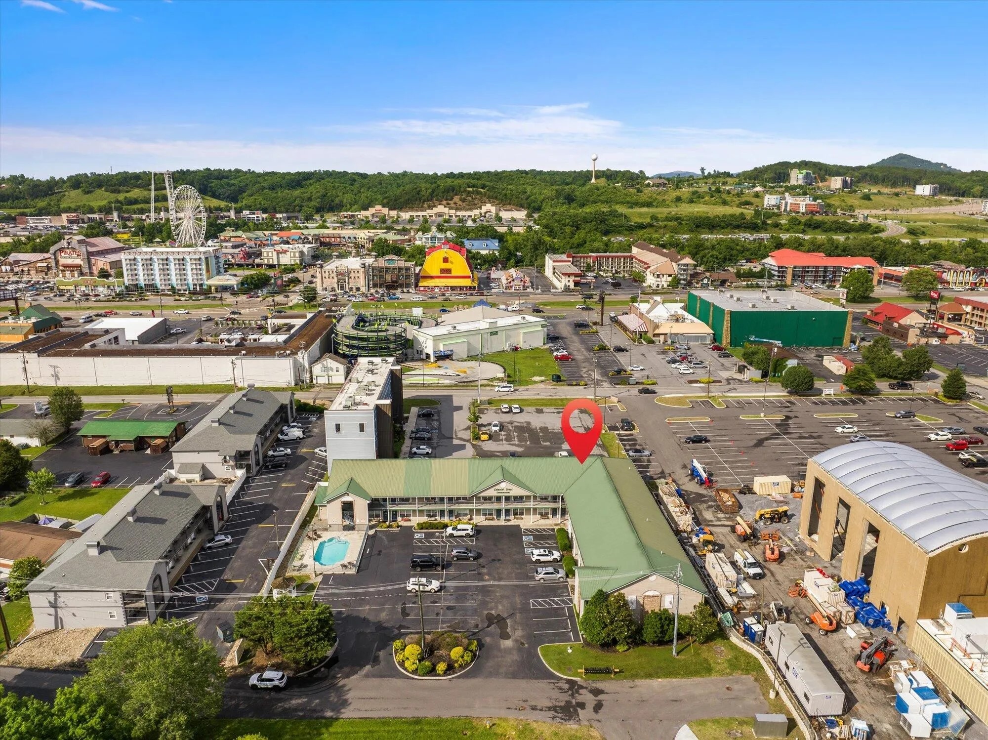 Located 2 blocks off Parkway. Walk to many attractions.