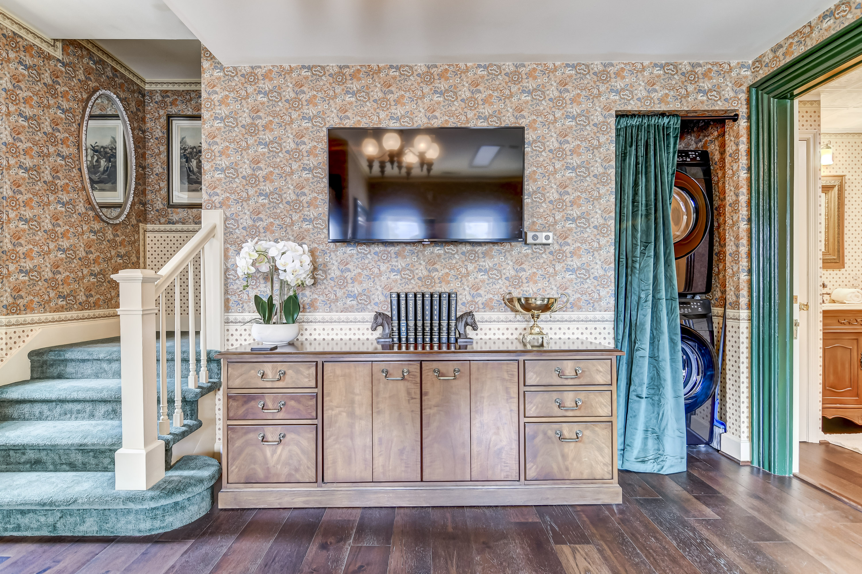 The Bressmer Carriage House - Living Room