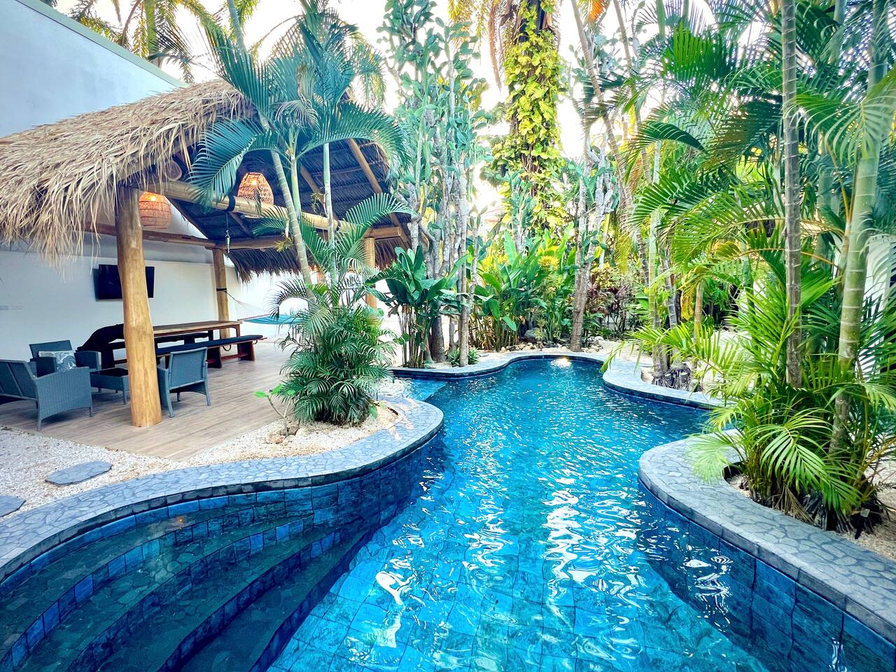 Blue lagoon & garden oasis by the beach Casa Cocos