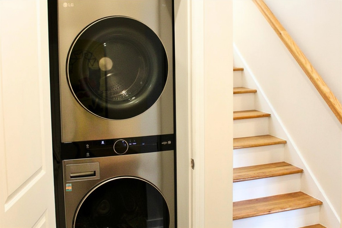 Laundry: Modern washer/dryer for effortless vacation cleanliness—refresh that beachwear easily!