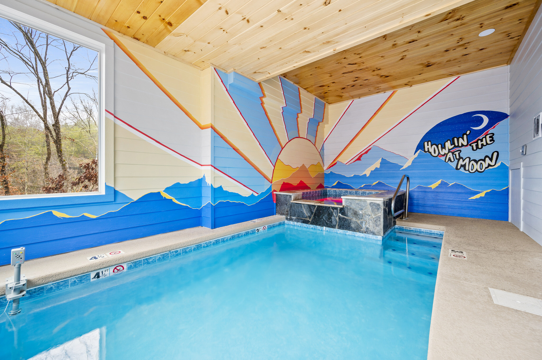 Unwind at Howlin' at the Moon