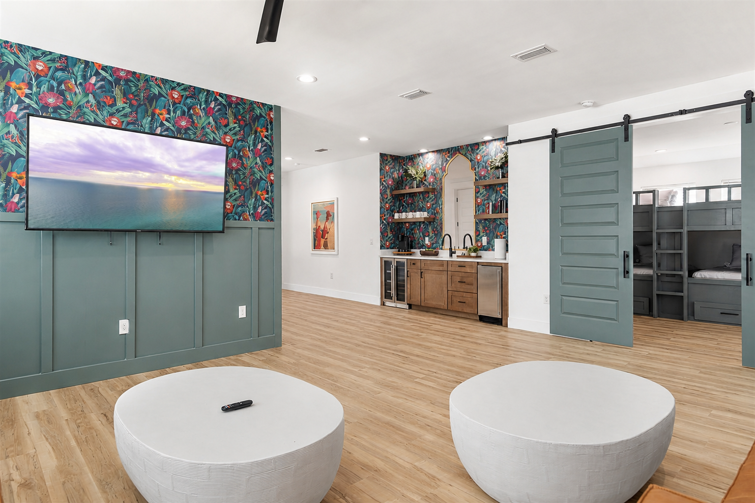 Entertainment Lounge with Wet Bar