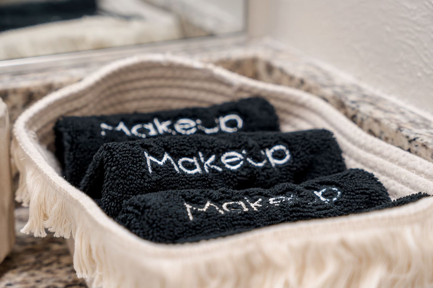 Treat yourself to these devoted makeup towels, which have been conveniently placed. A comfortable stay is ensured by the considerate touch.
