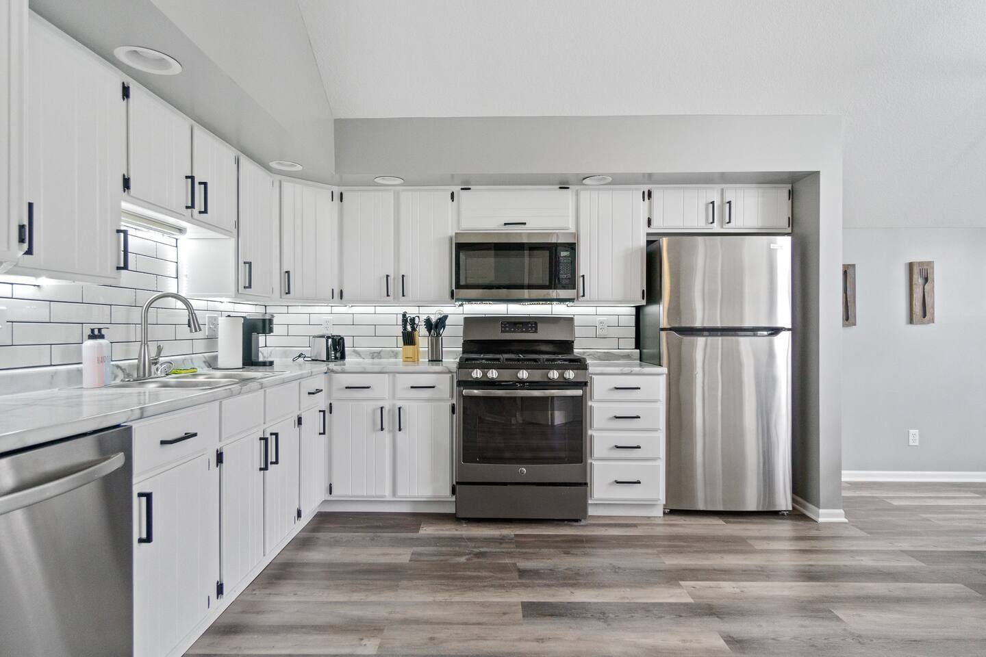 Modern full kitchen featuring sleek metal appliances, combining style and functionality for an exceptional cooking experience.