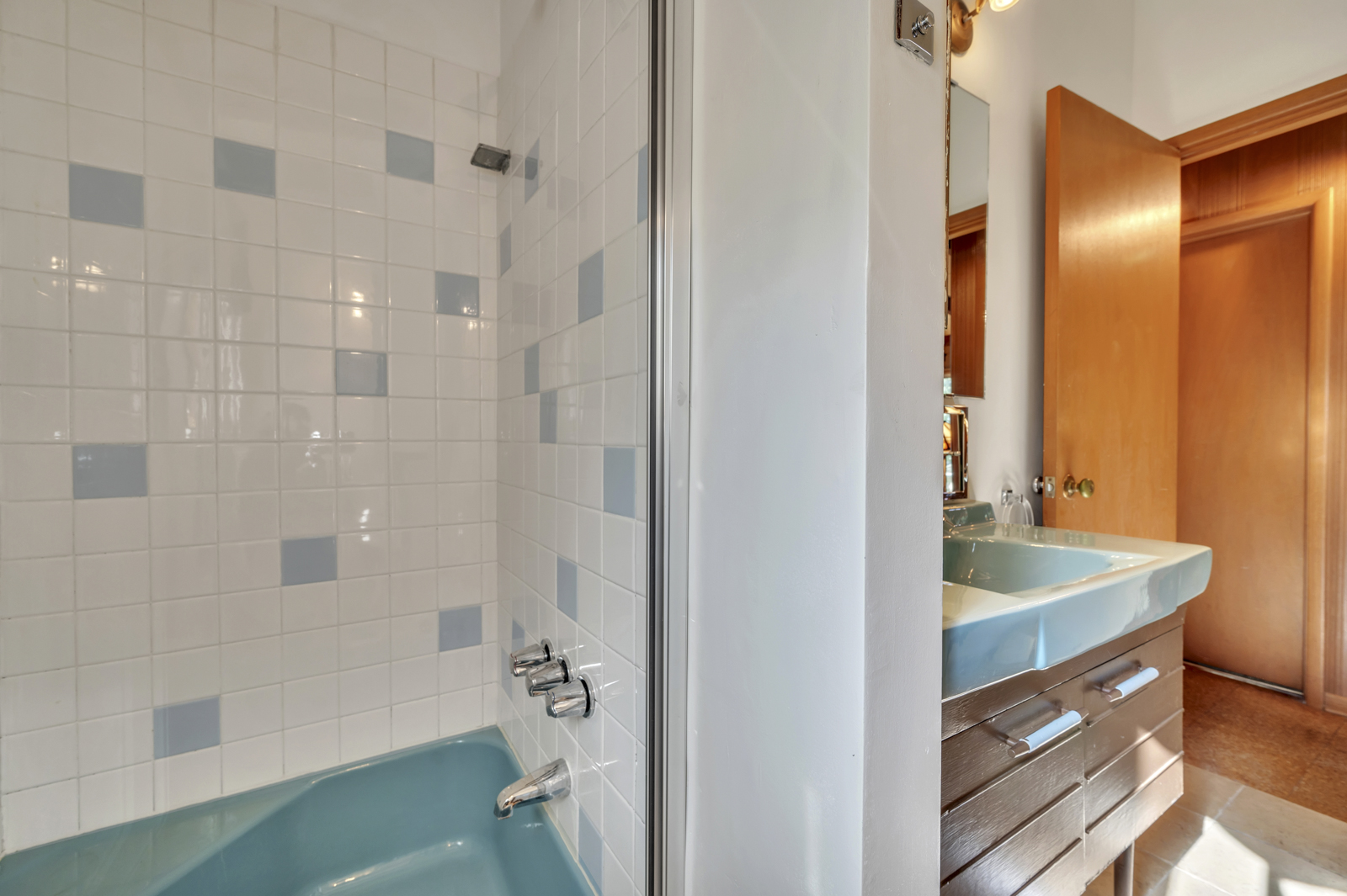 Main Bath Tub Shower (small tub)