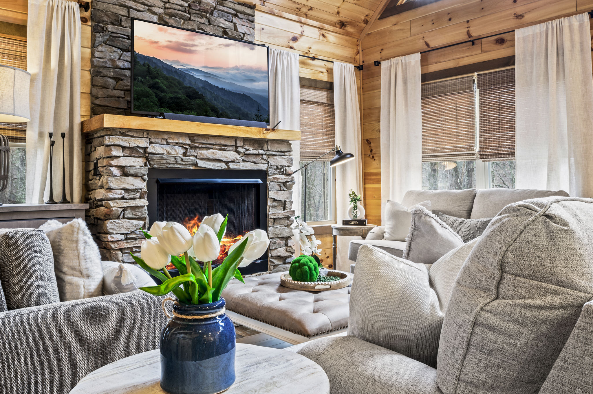 Discover a perfect setup for both conversation and watching your favorite movies, shows, and sports on the 55" Roku TV. You’ll find books and puzzles, too.