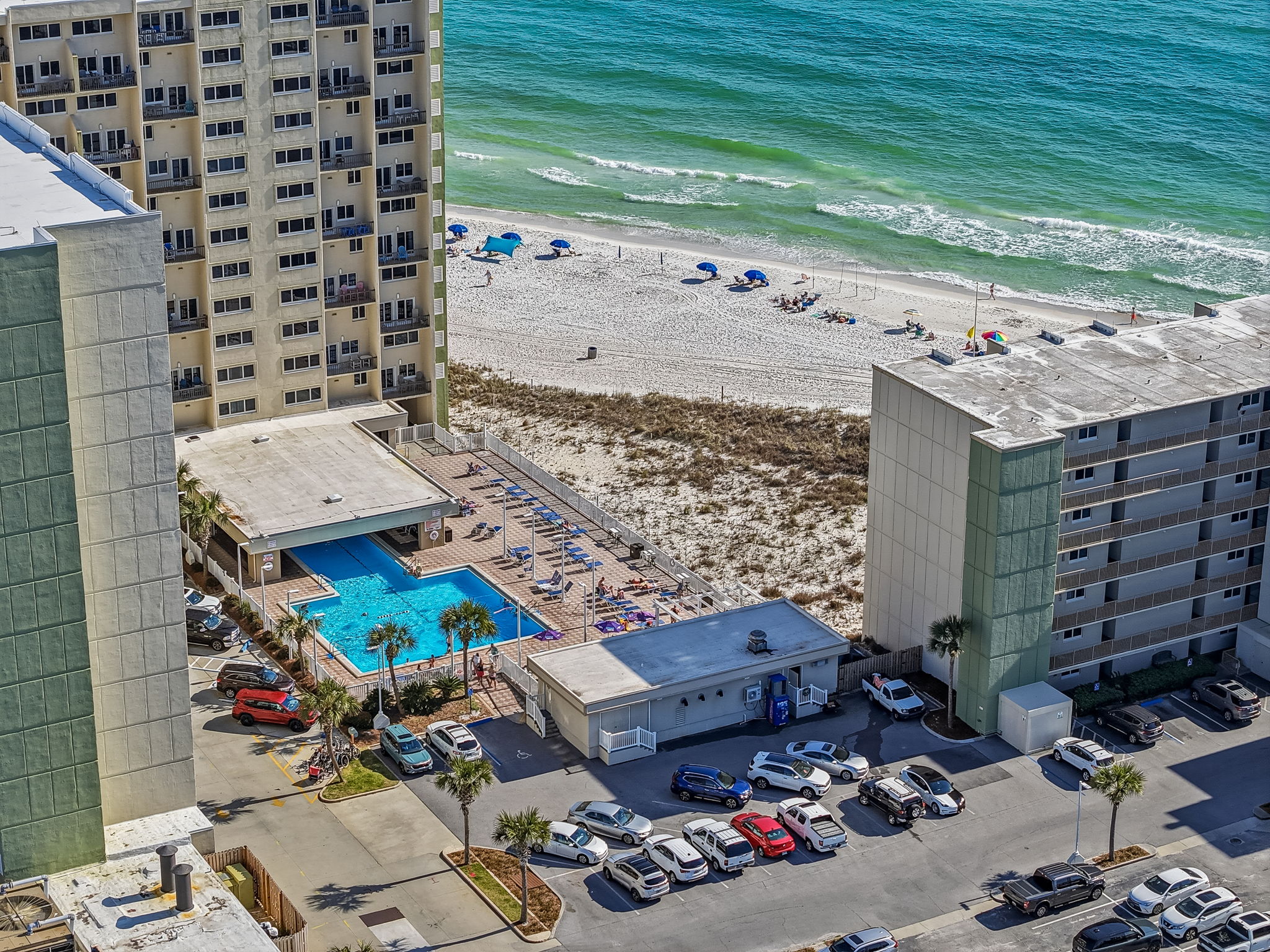 Aerial of the B1 building highlighting it's close proximity to the indoor / outdoor pool and the beach