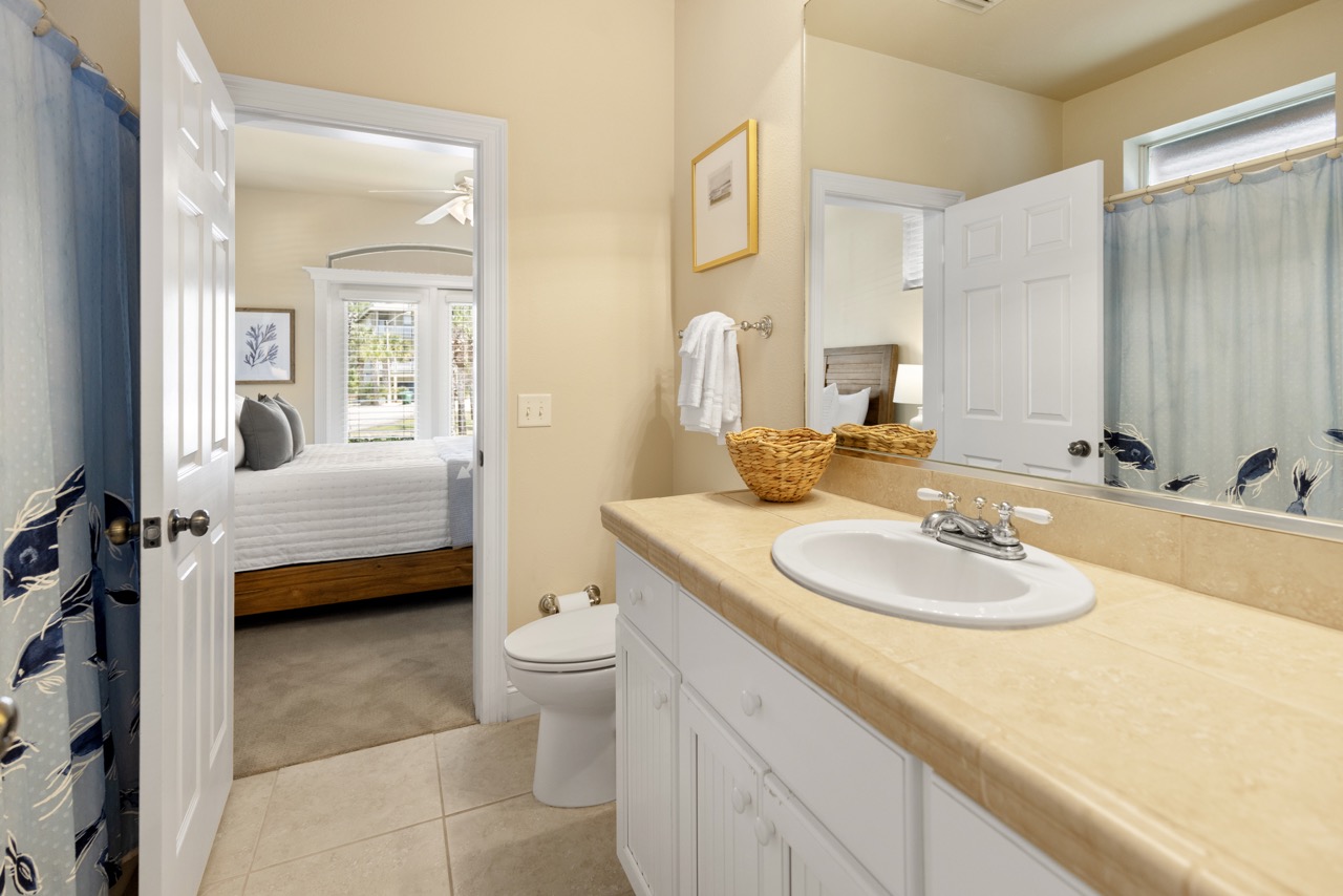 Jack and Jill Bathroom (1st Floor)