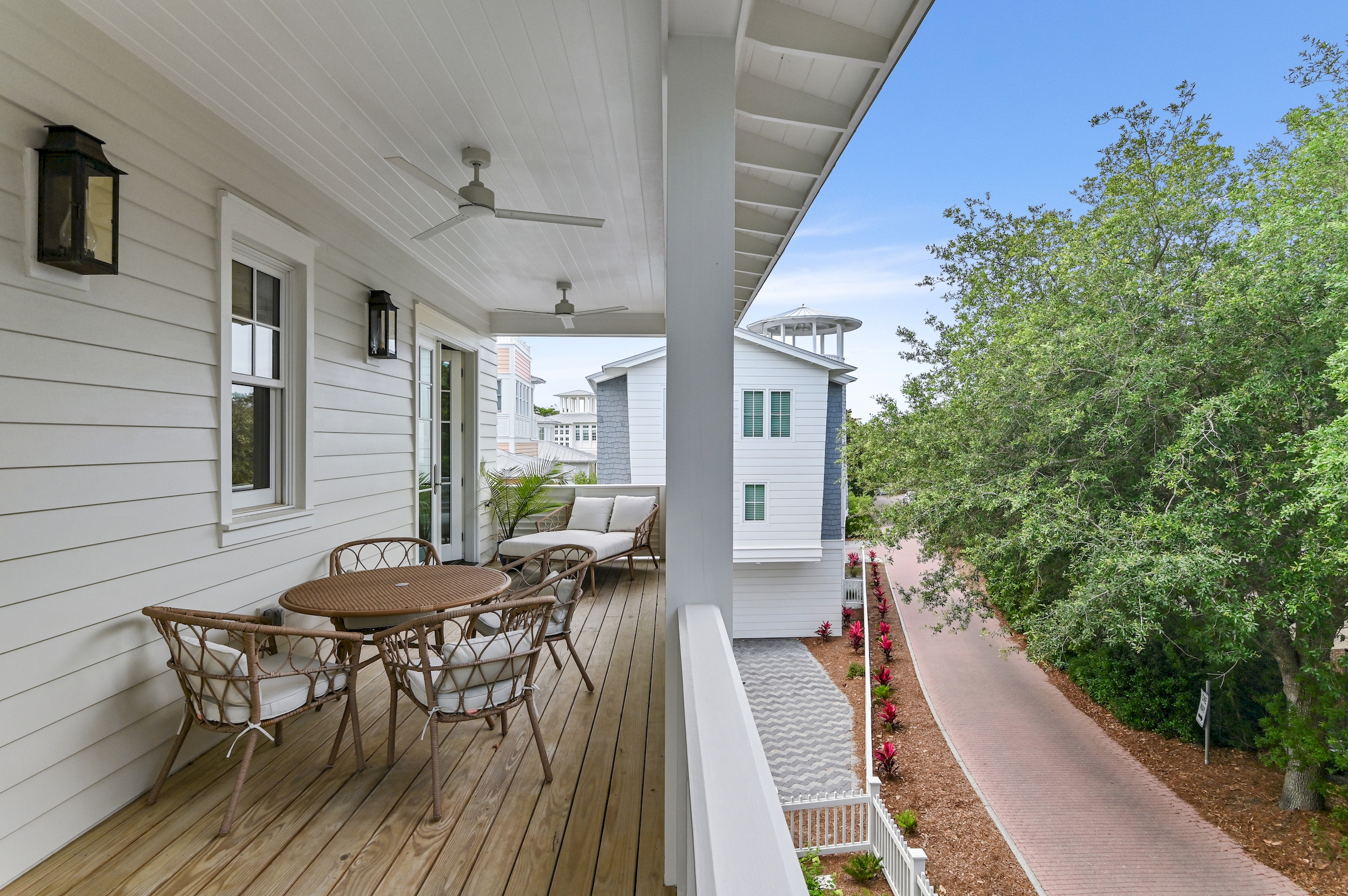 It's the perfect spot for a game of cards or a morning book!