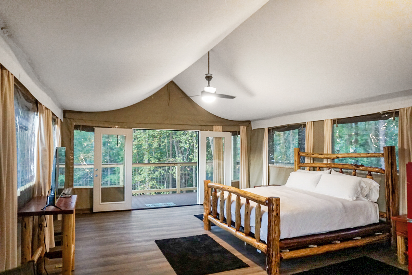 Glamping Retreat: Experience nature in style with a spacious room and scenic forest views!