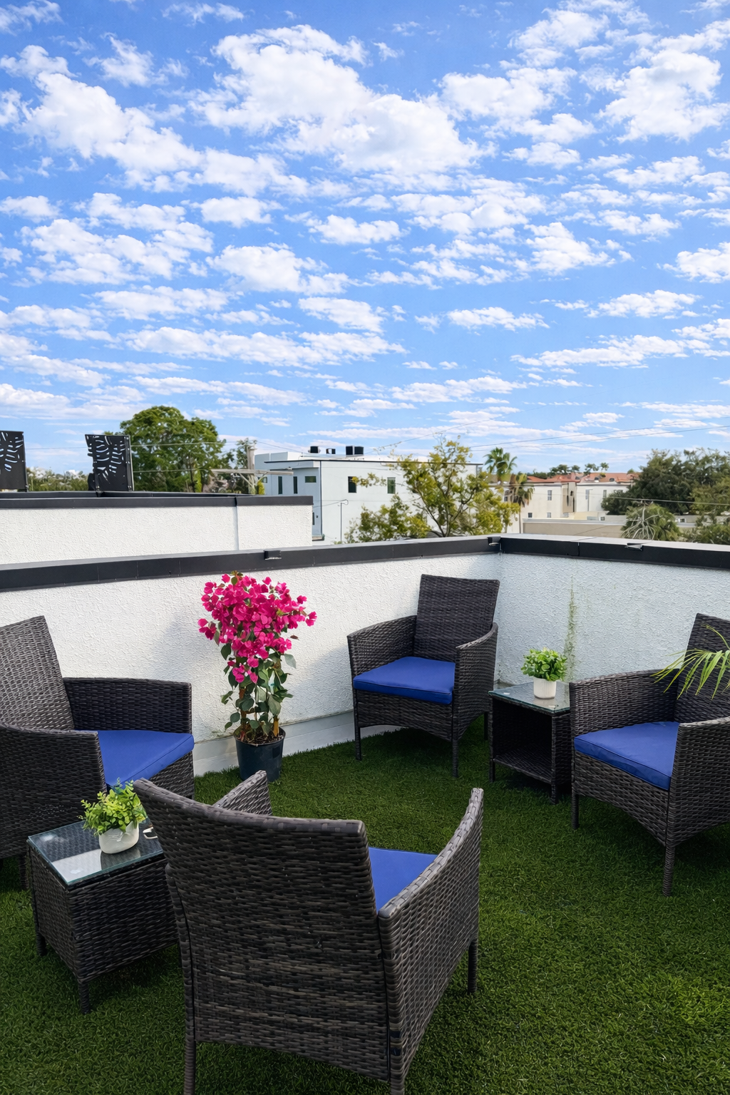 Modern private rooftop: open-plan design seamlessly integrates for seamless indoor/outdoor living.