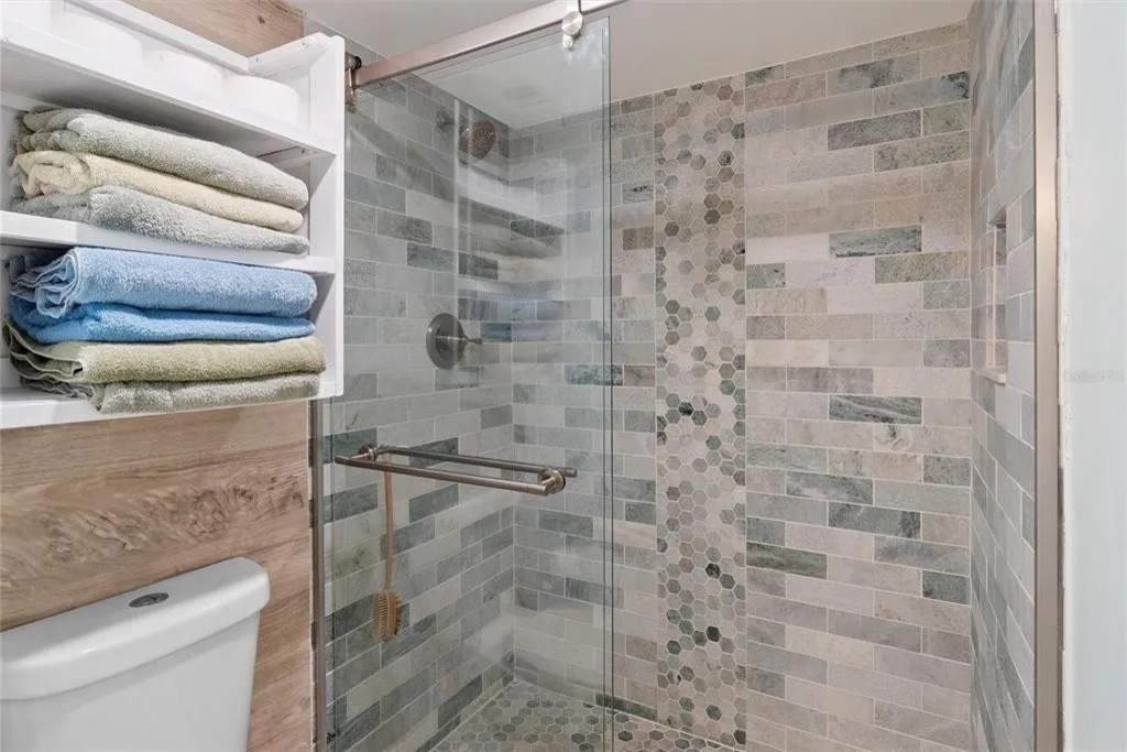 Conveniently located near the guest bedroom, this full bathroom features a clean, modern design with updated fixtures, fresh towels, and all the essentials for a comfortable stay.