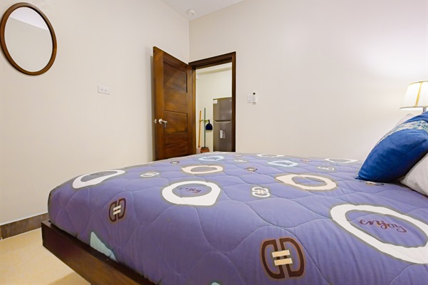 1sT BEDROOM (queen bed)
