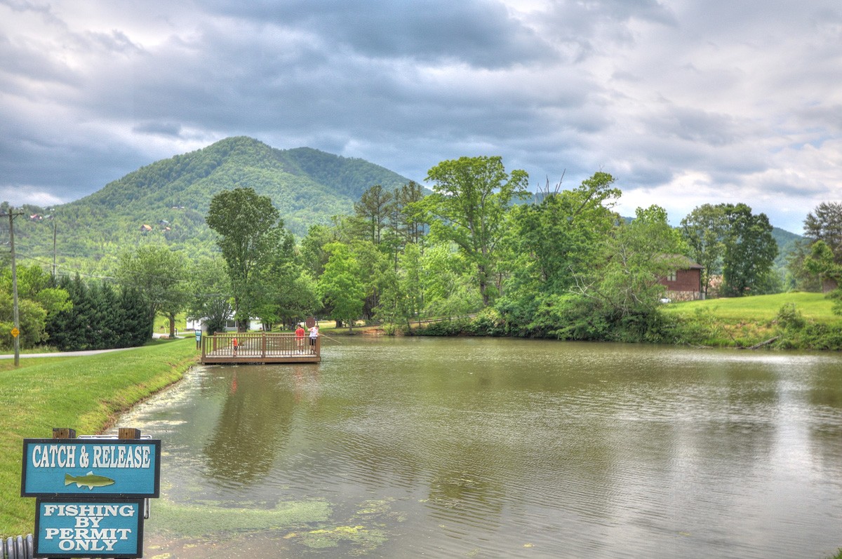 The community also offers a year-round catch-and-release fishing pond, set against a stunning mountain backdrop for a peaceful outdoor experience.