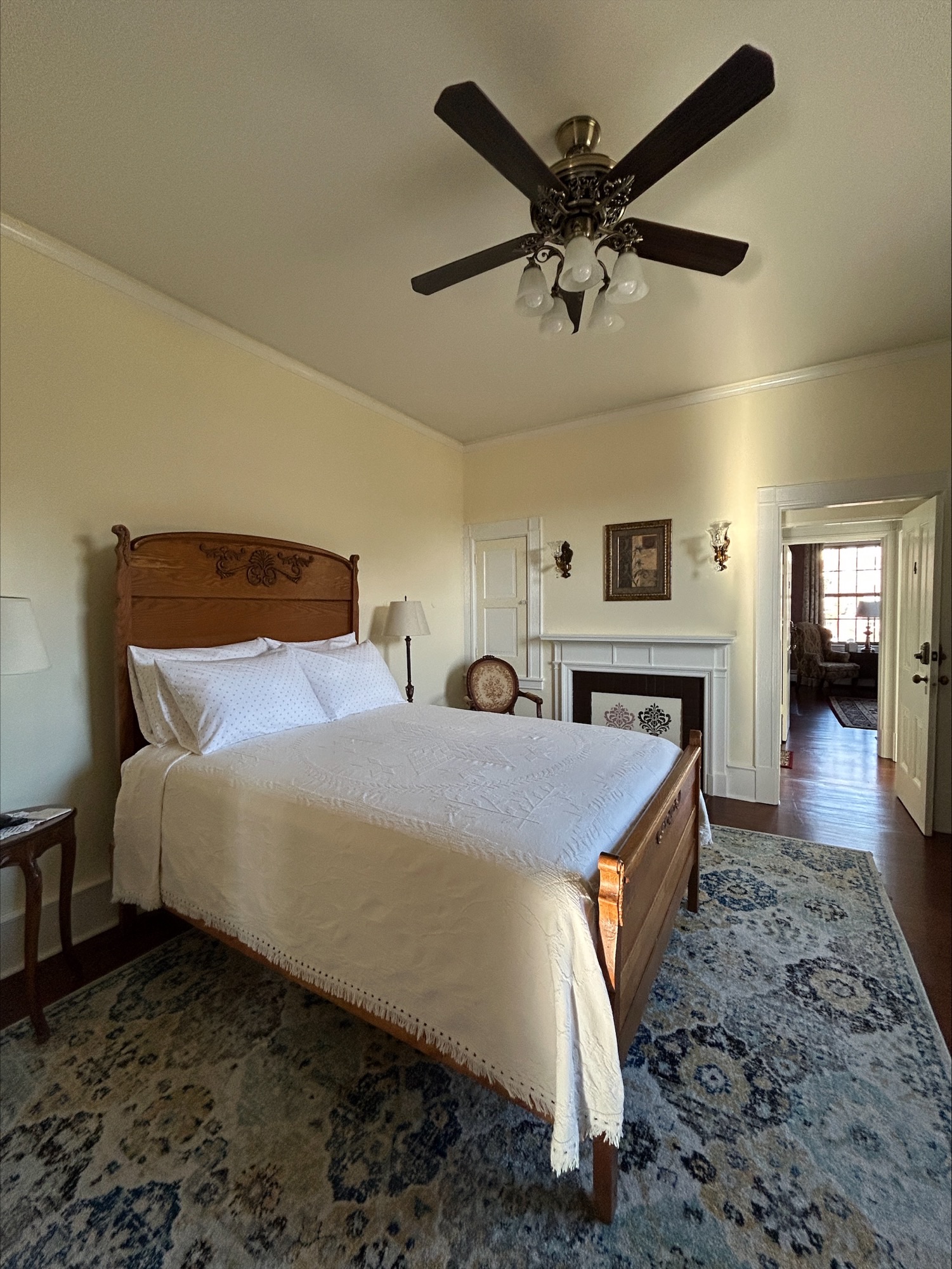 Sunshine Room-Queen bed