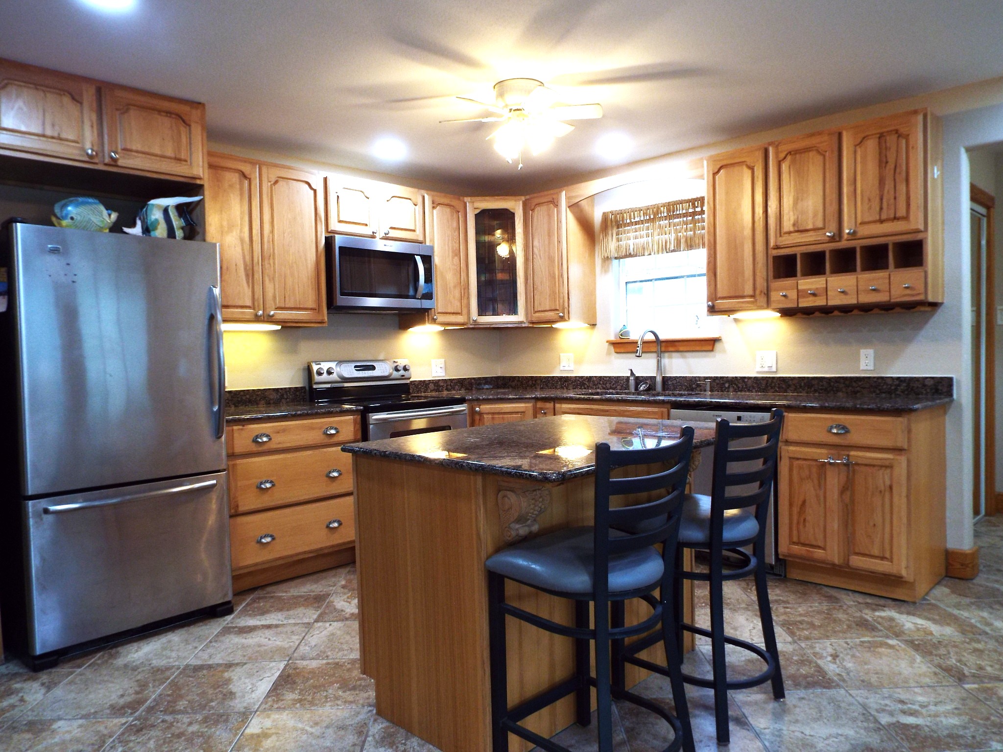 Breakfast bar in Side A kitchen