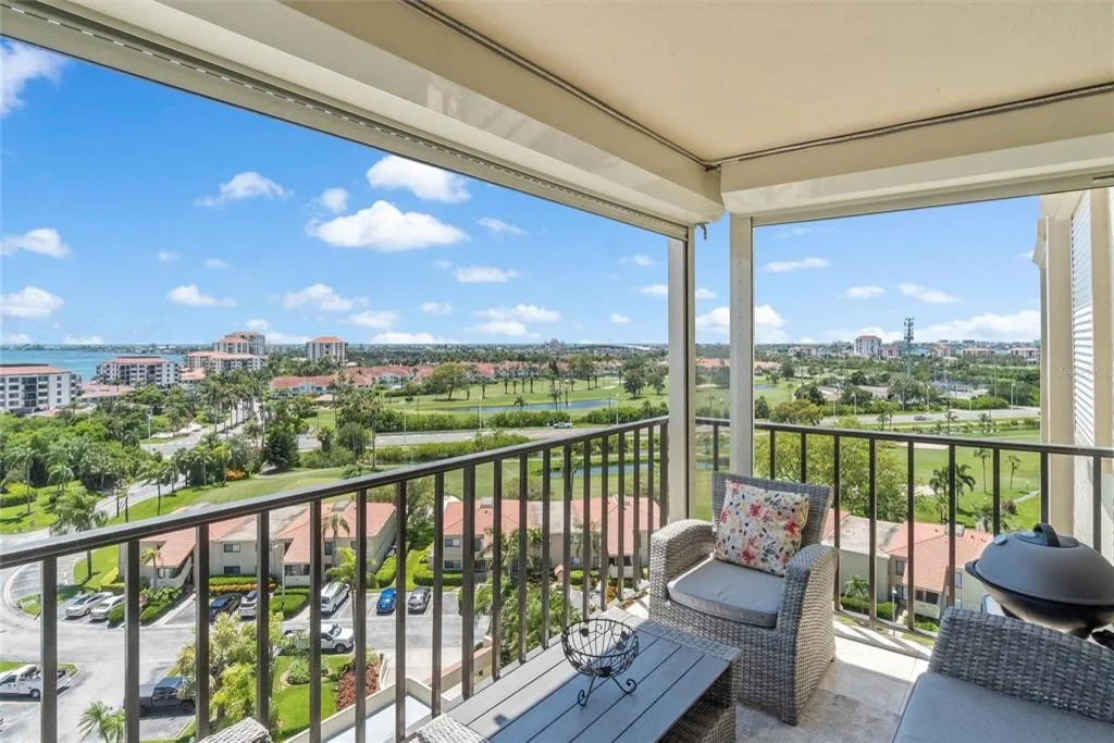 Step out onto the private balcony and take in refreshing bay breezes and tranquil water views—an ideal spot for morning coffee or relaxing evenings.