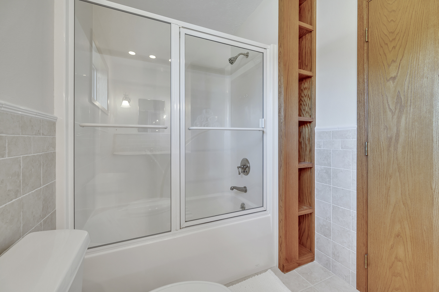 Upstairs bathroom w/tub-shower combination