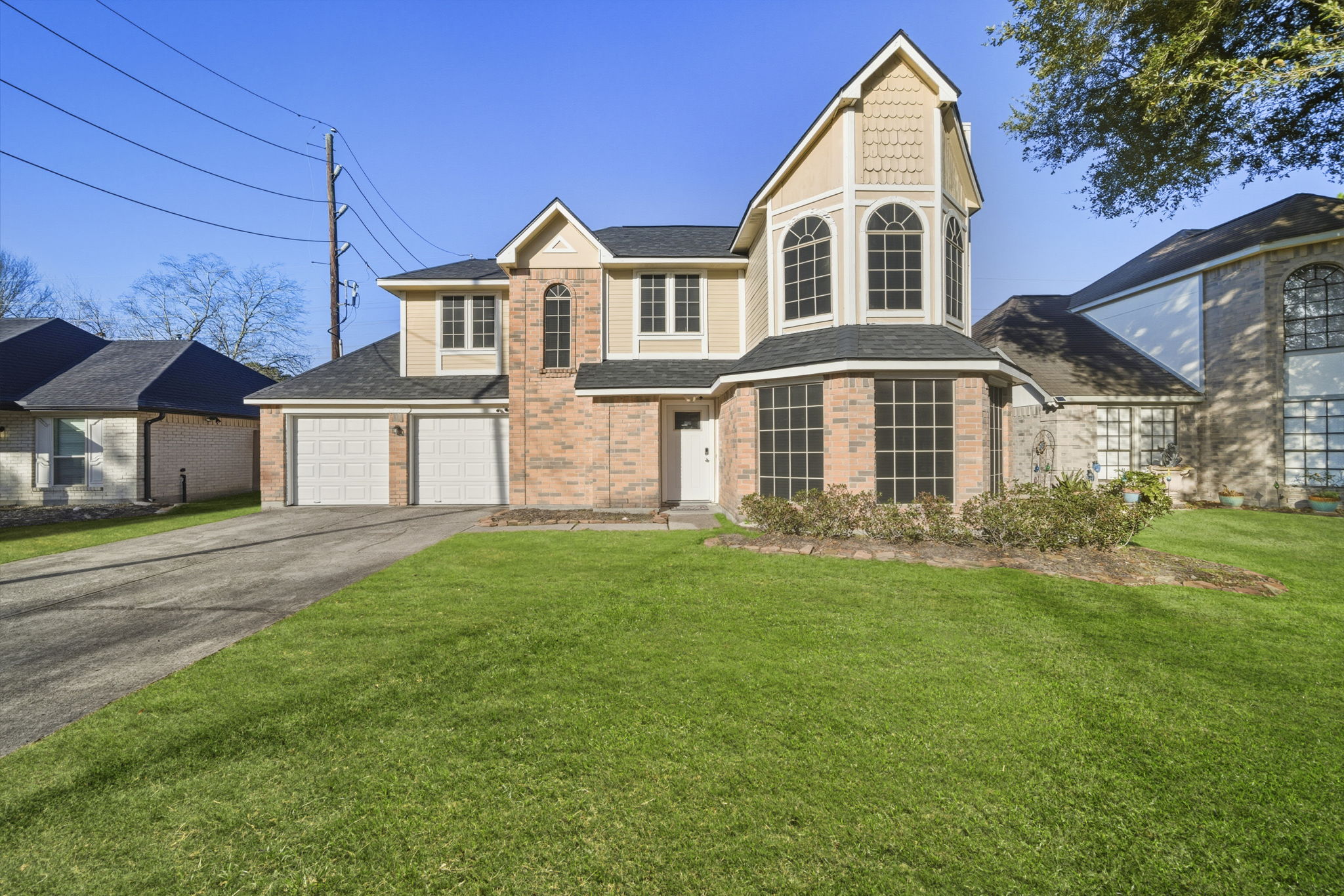 Perfect for road trips and extended stays — plenty of parking space.