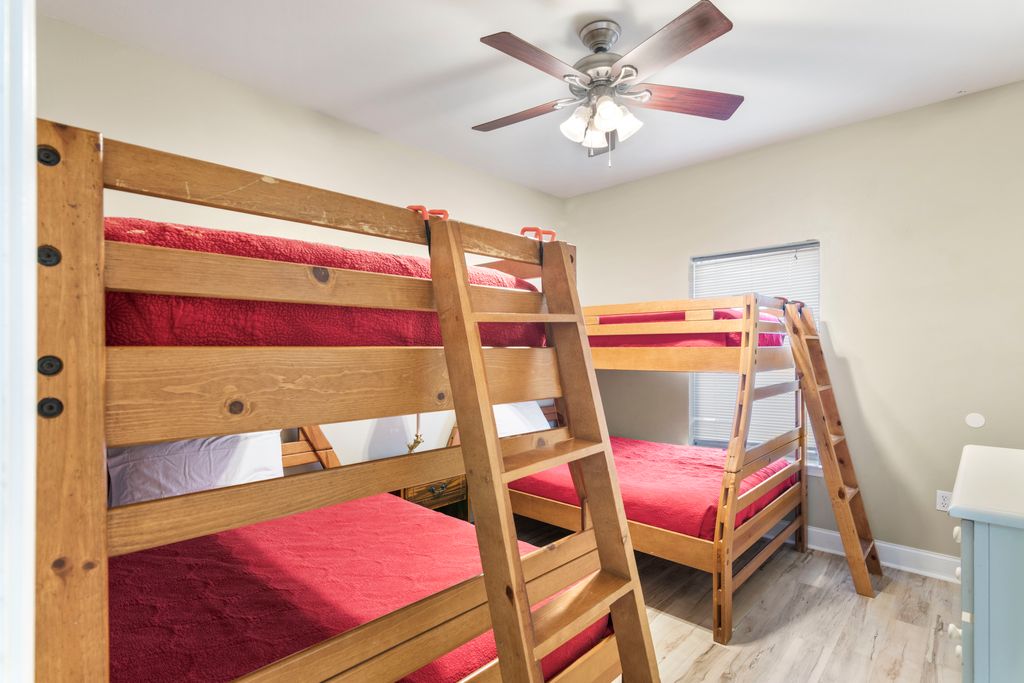 Second Floor: Bedroom 3 (Bunkroom)Bedroom 4 (Bunkroom) – Features 2 twin beds, 2 double beds, TV, and nightstand, perfect for families or groups.