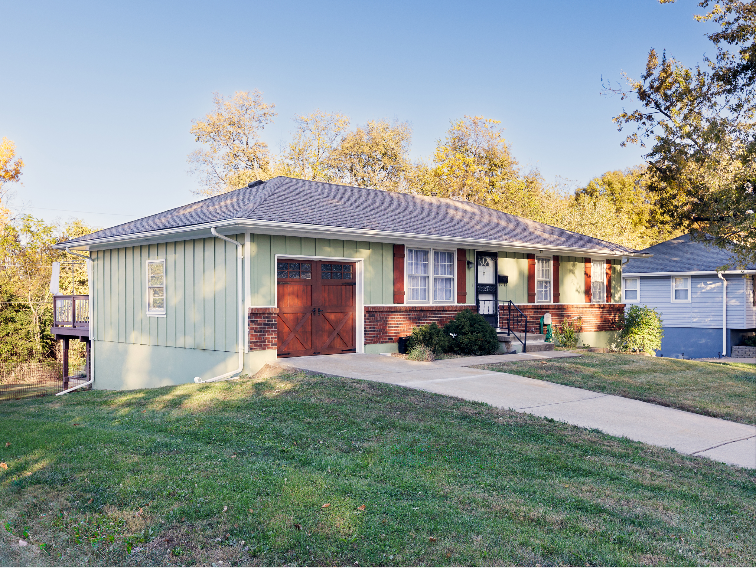 Inviting driveway view of the home, highlighting its single-level layout and quiet residential setting.