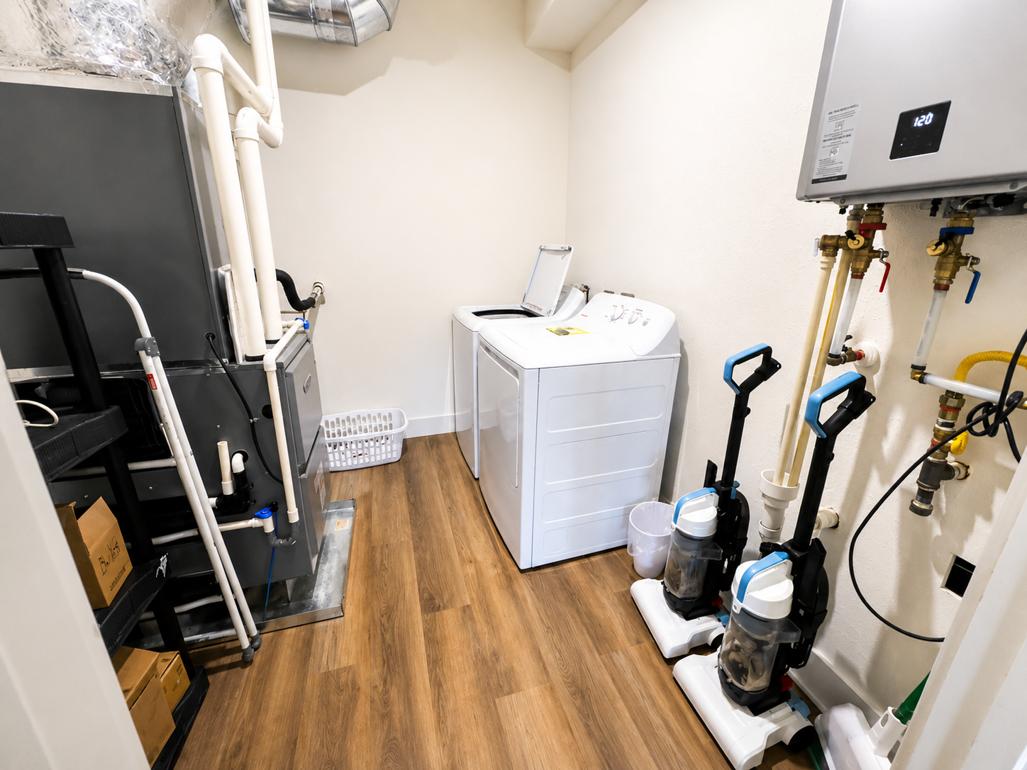 Full size laundry room middle floor (1 of 2)