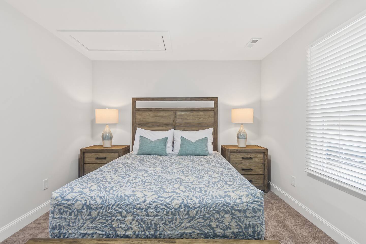 Queen bedroom - Unit A