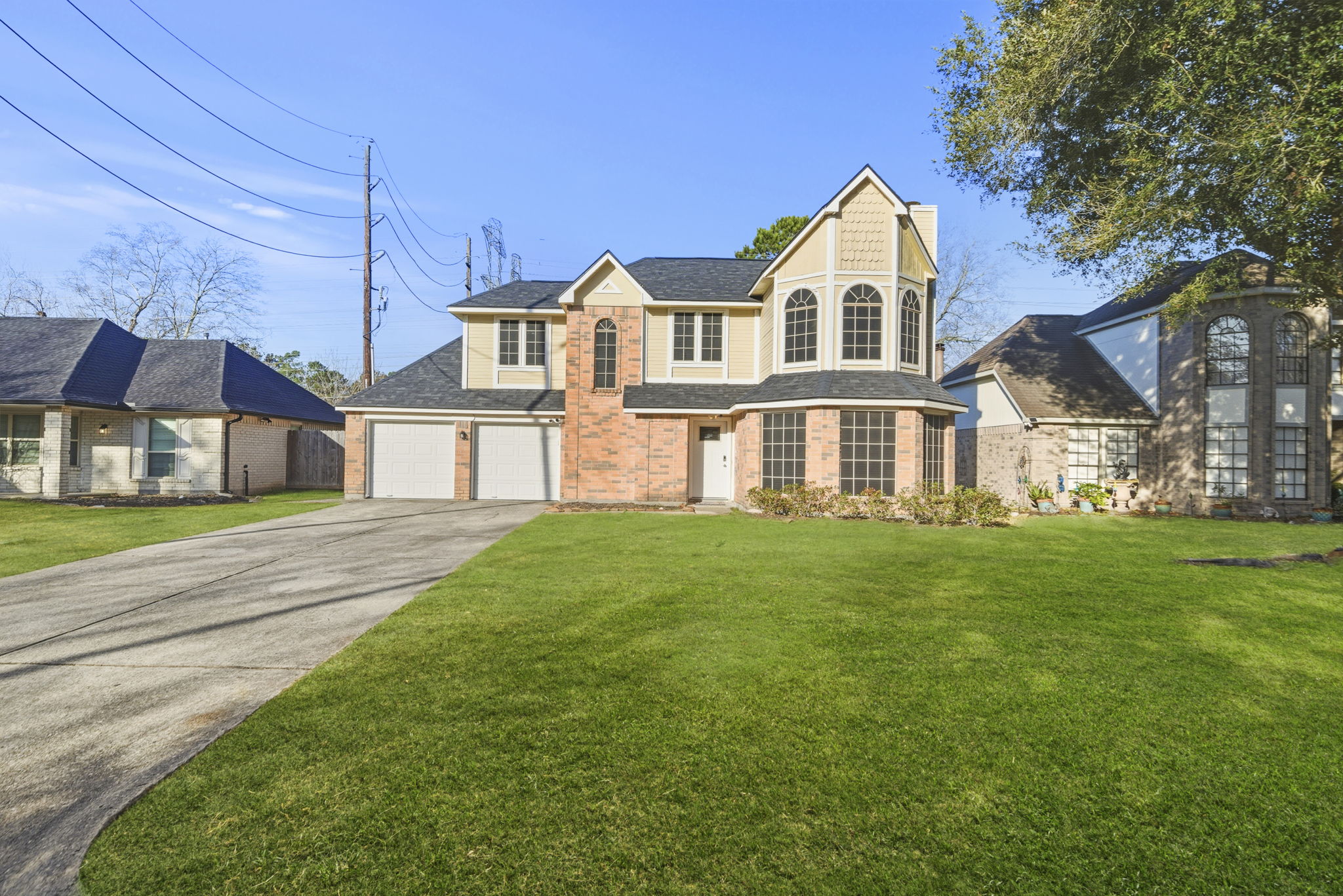 Room for everyone inside and out — large driveway, 2-car garage, and easy access to Houston attractions.
