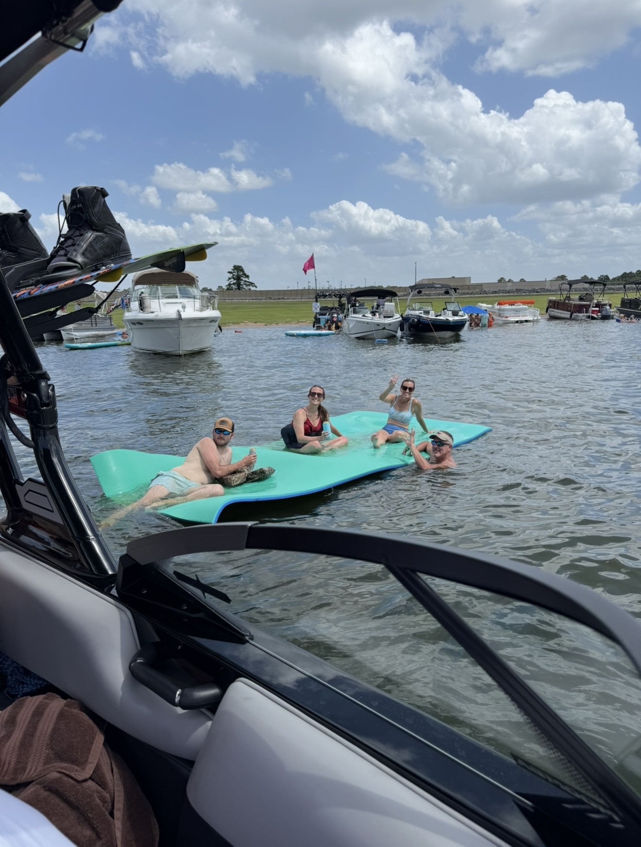 💦 Lake days are better on a lily pad! 🌤️  Kick back, float, and soak up the sunshine during your boat cruise with us. Our lily pad is the perfect spot to relax, laugh, and enjoy the water with friends and family. All part of the unforgettable experience.