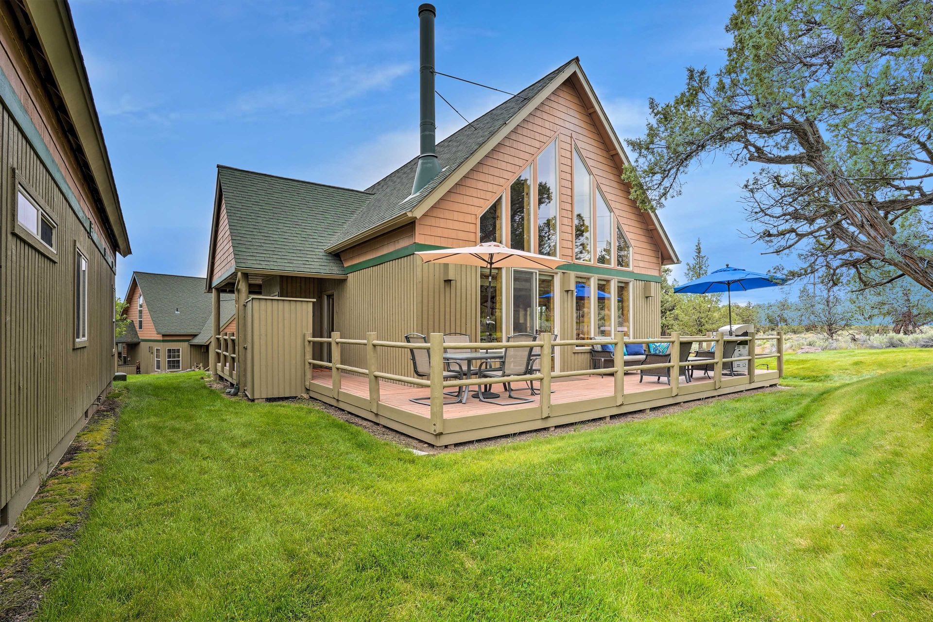 Welcome to this Eagle Crest cabin that backs to the golf course! 