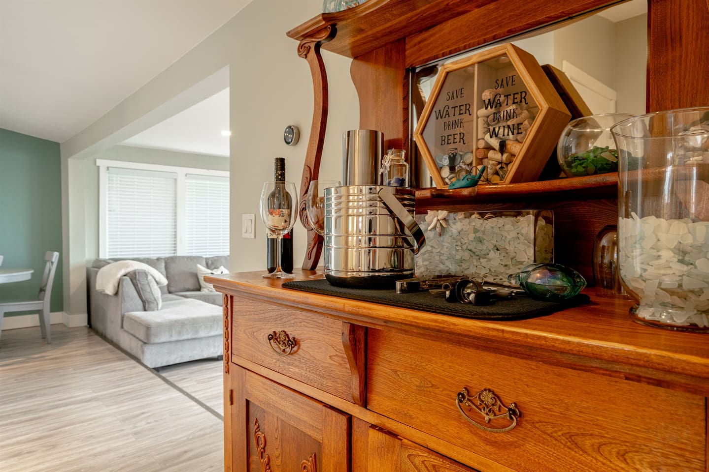 Gorgeous Oak Bar/Hutch