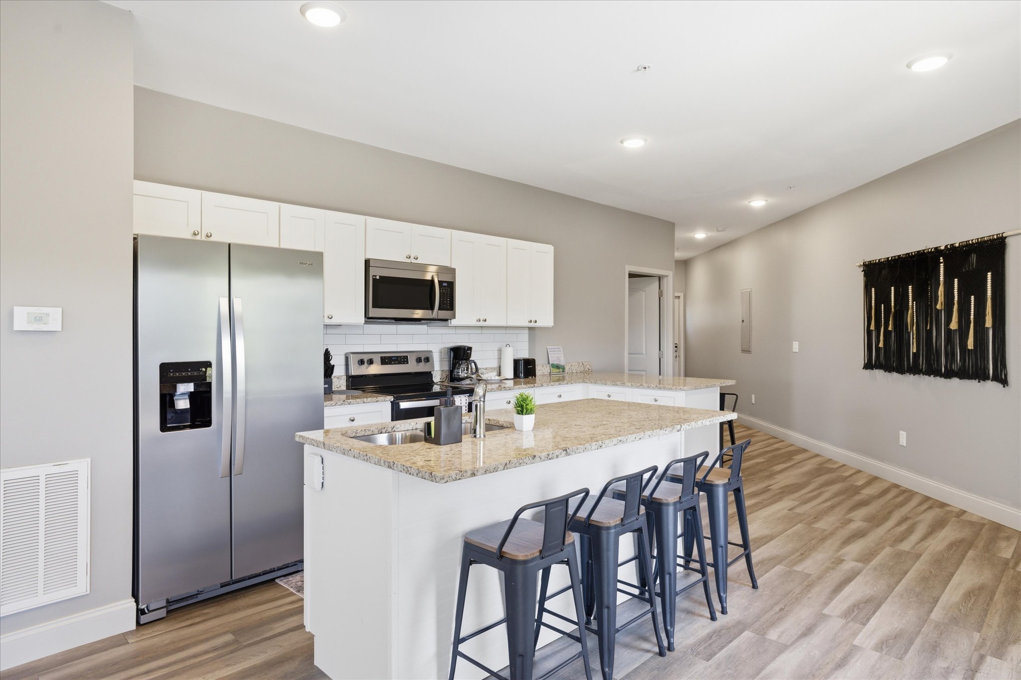 Pull up a seat and join in—this first bar area keeps everyone close while meals come together. Coffee, snacks, conversations… it all starts right here.