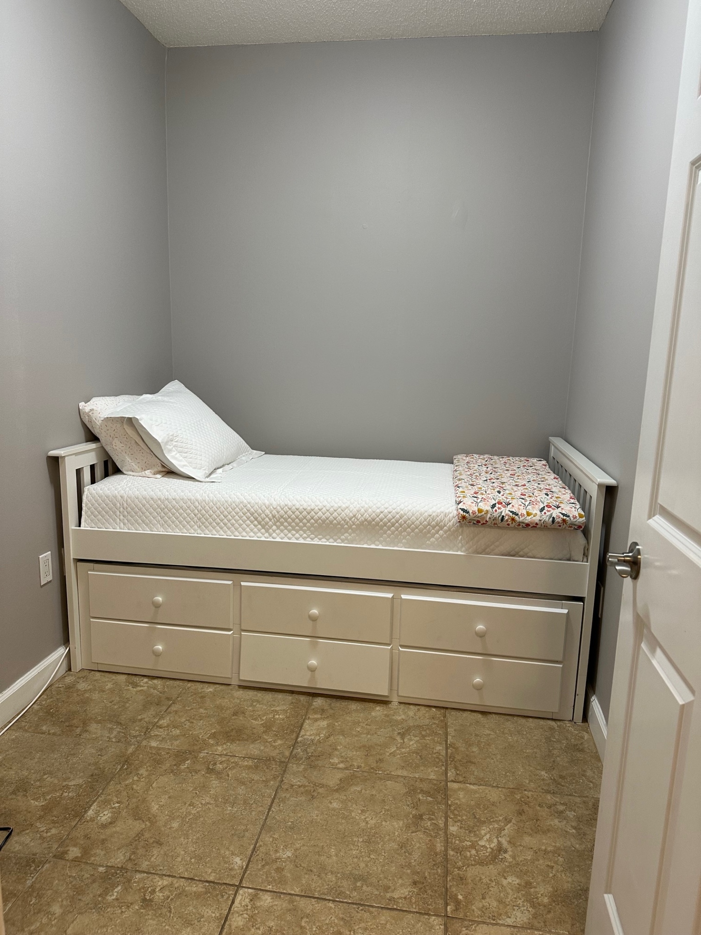 Trundle bed room