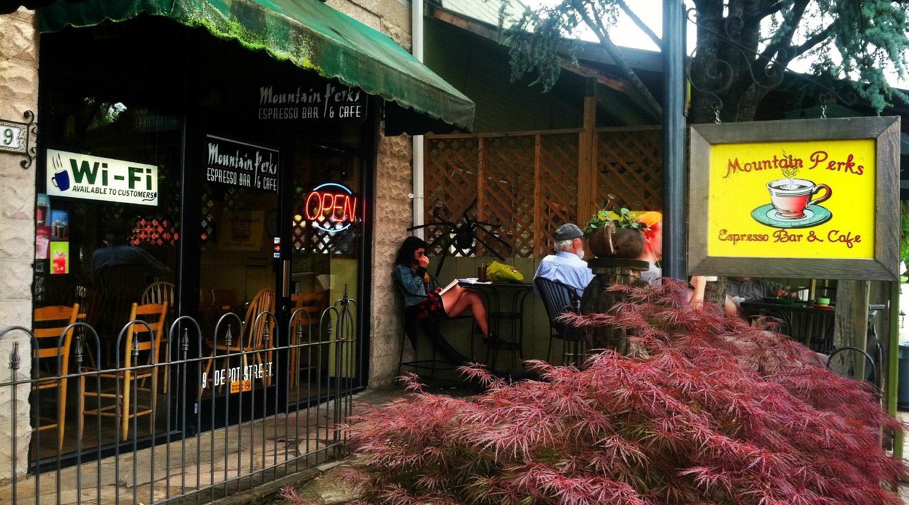 Mountain Perks Coffee Shop: A local favorite for lattes, cappuccinos, drip coffee, and seasonal espresso drinks. Known for quality brews and consistently friendly service.