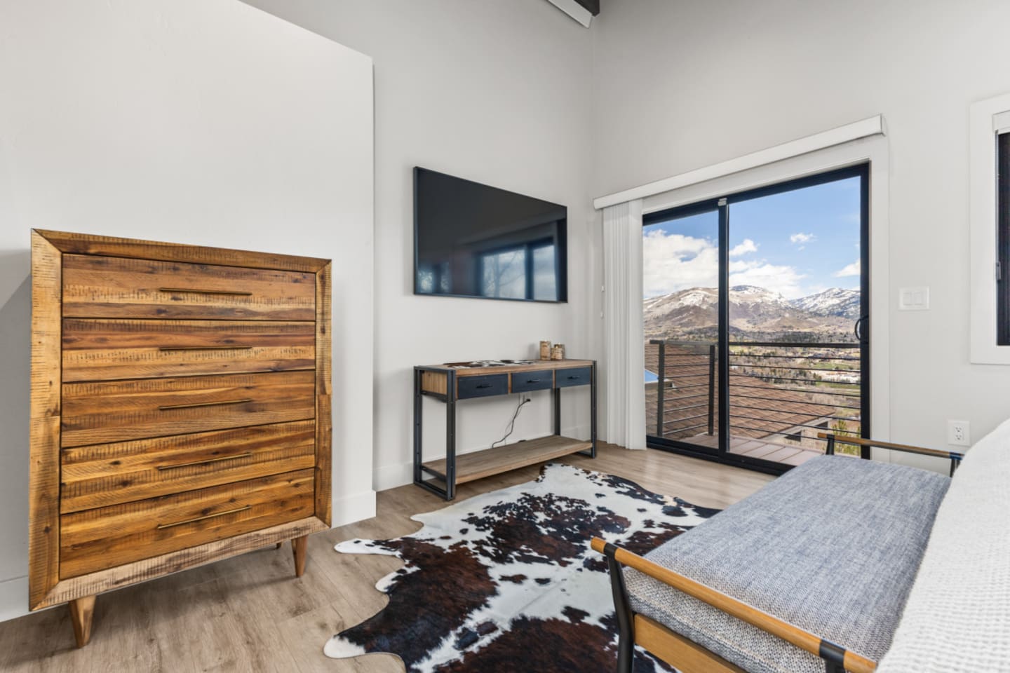Ensuite King Bedroom 1 with HDTV & Deck