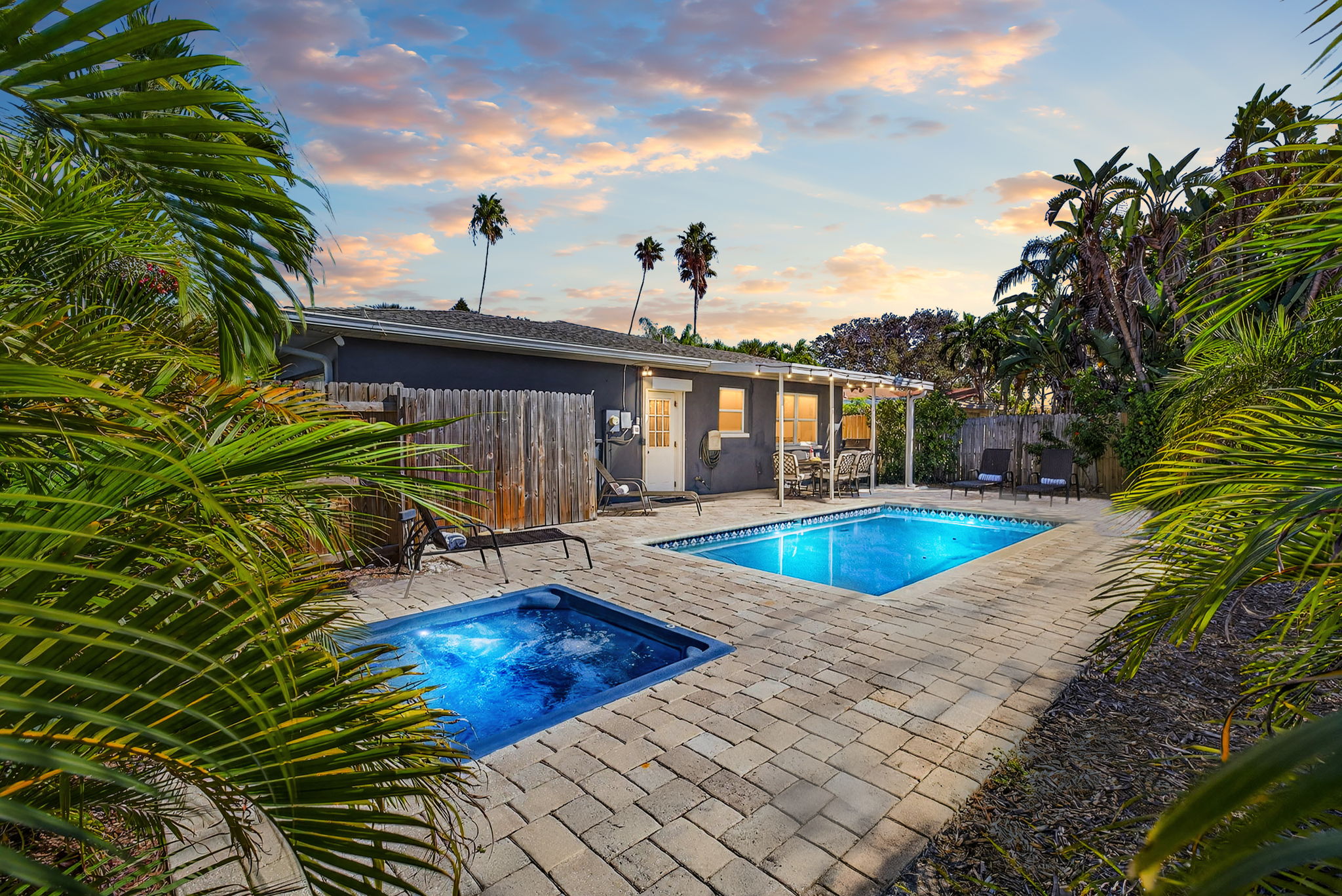 Walk to beach/Hot Tub/Pool/New Remodel