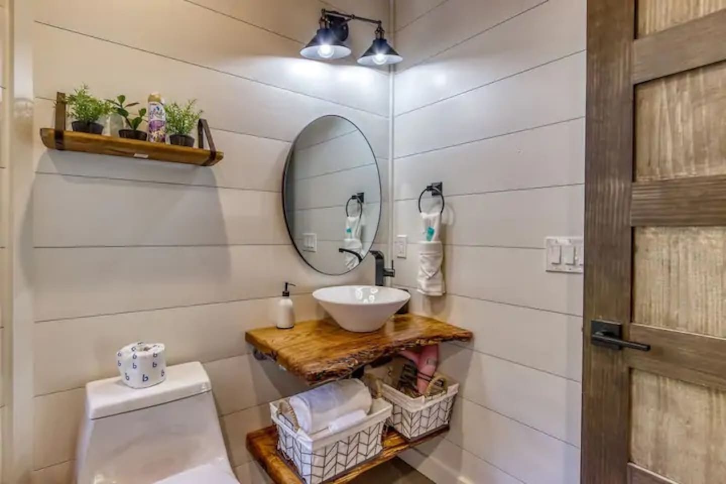 Second floor full bathroom