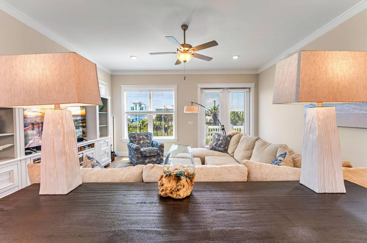 Stretch out on the oversized sectional with a SMART TV, high-speed WiFi, and panoramic Gulf and Bay views that surround you in coastal beauty.