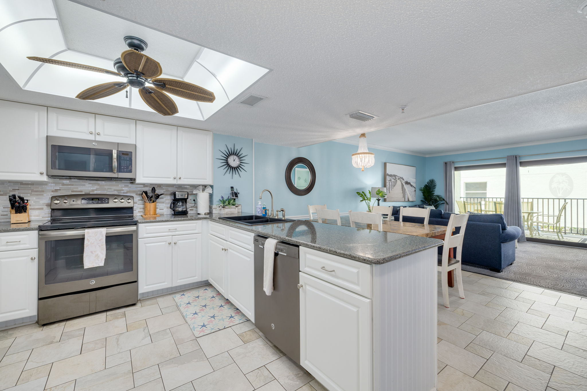 Newly Renovated Condo, Heated Pool overlooking Mad Beach 4