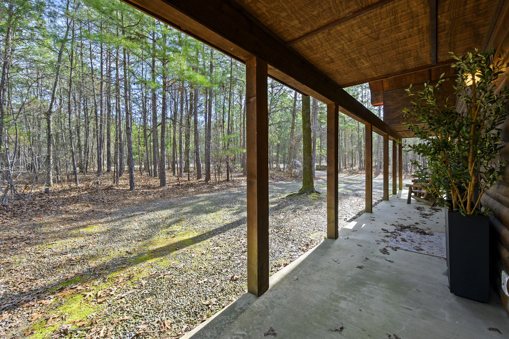 Classic cabin architecture surrounded by trees, with generous parking and easy access. A refined mountain escape designed for comfort from the moment you arrive.