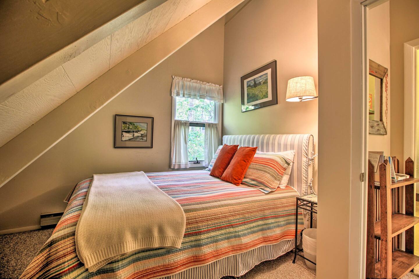 You'll find queen beds in the 2 additional guest rooms.