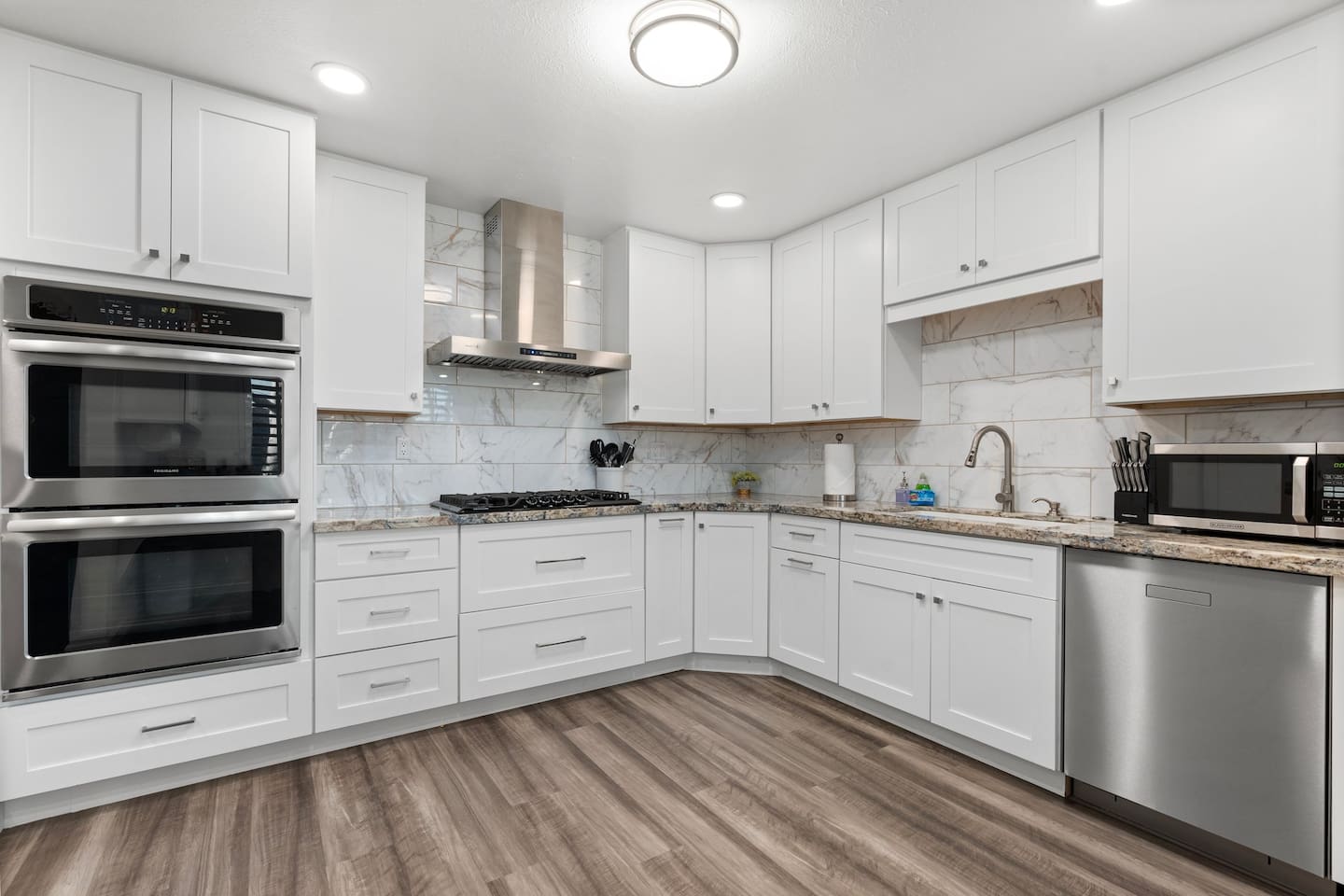 Perfect for group stays and big meals, the dual ovens and generous layout make cooking a breeze.

