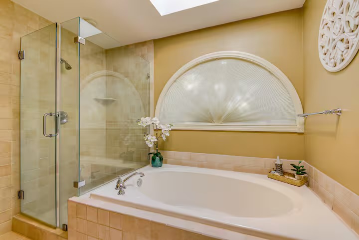 Double Queen bathroom featuers a deep soaking tub