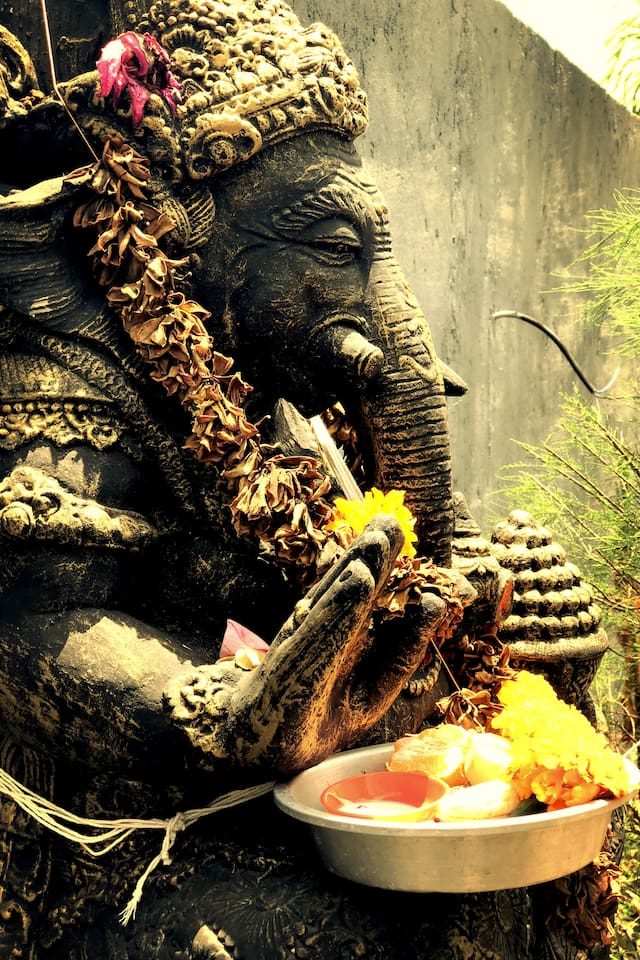 Start your stay with the blessings of Ganesha, the guardian of our villa.